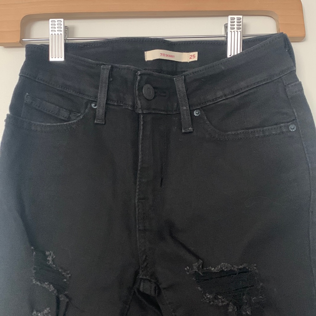Levis 711 Destroyed Skinny Jean